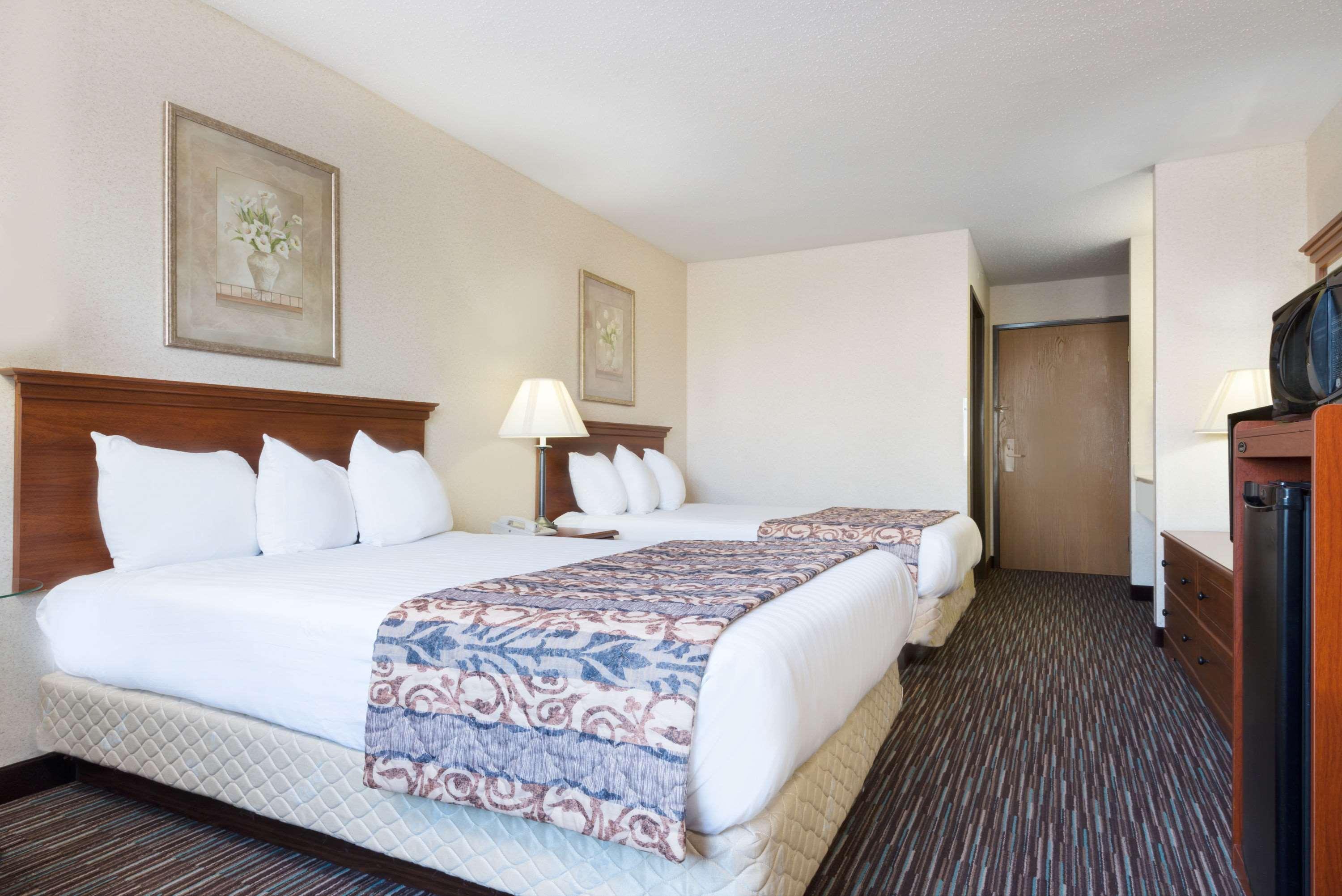 Hotel Baymont By Wyndham Columbus/Rickenbacker Exterior foto