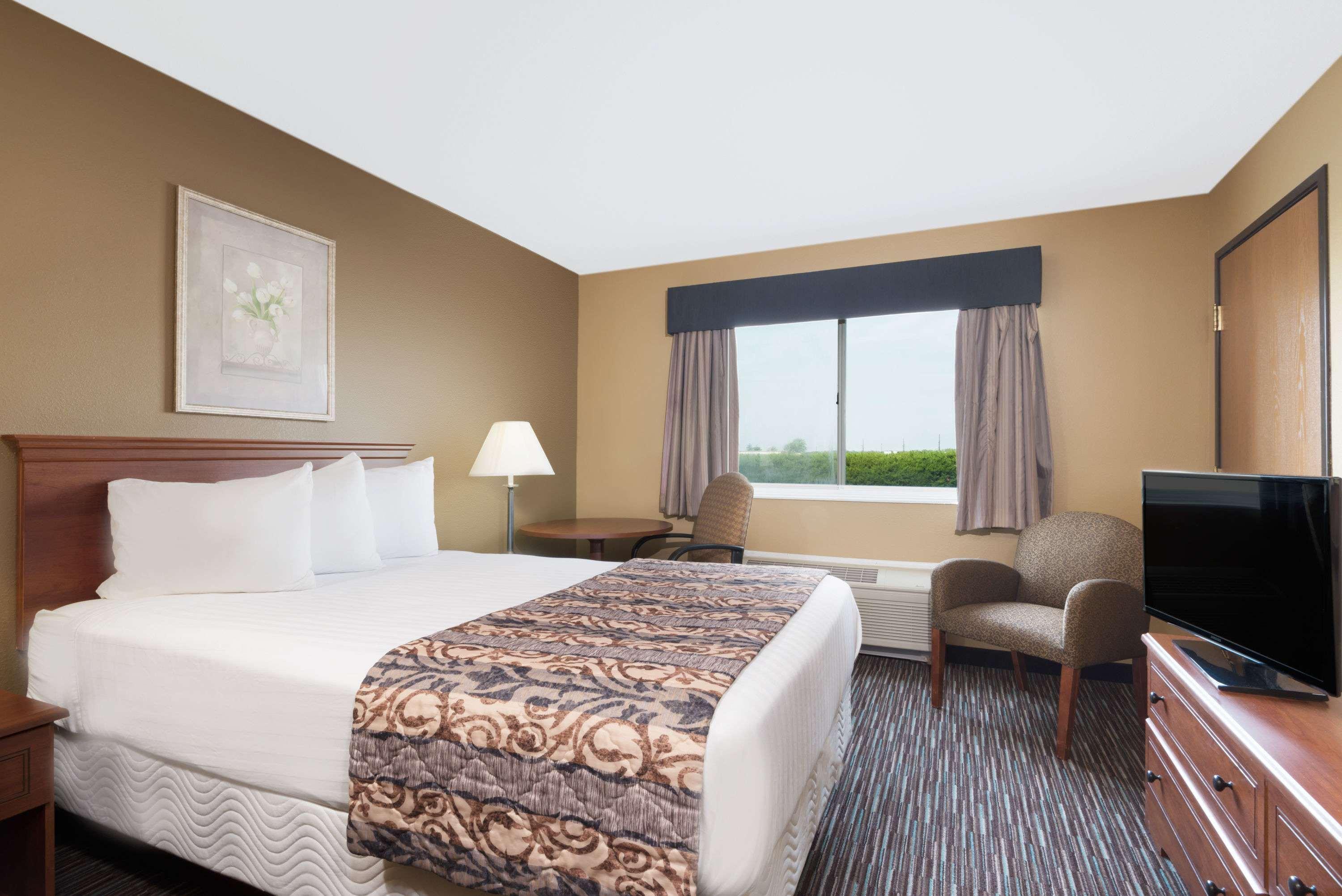 Hotel Baymont By Wyndham Columbus/Rickenbacker Exterior foto