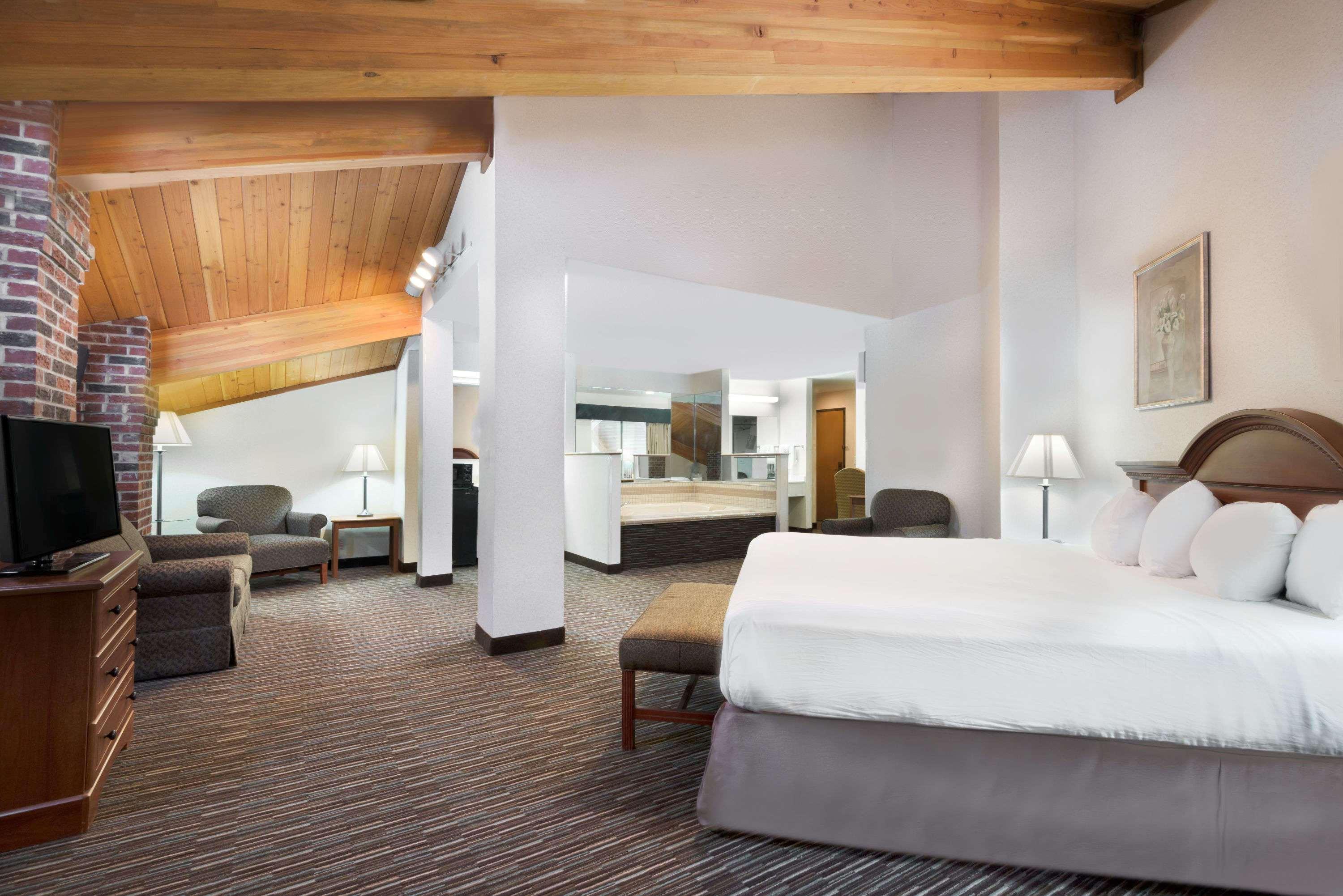 Hotel Baymont By Wyndham Columbus/Rickenbacker Exterior foto
