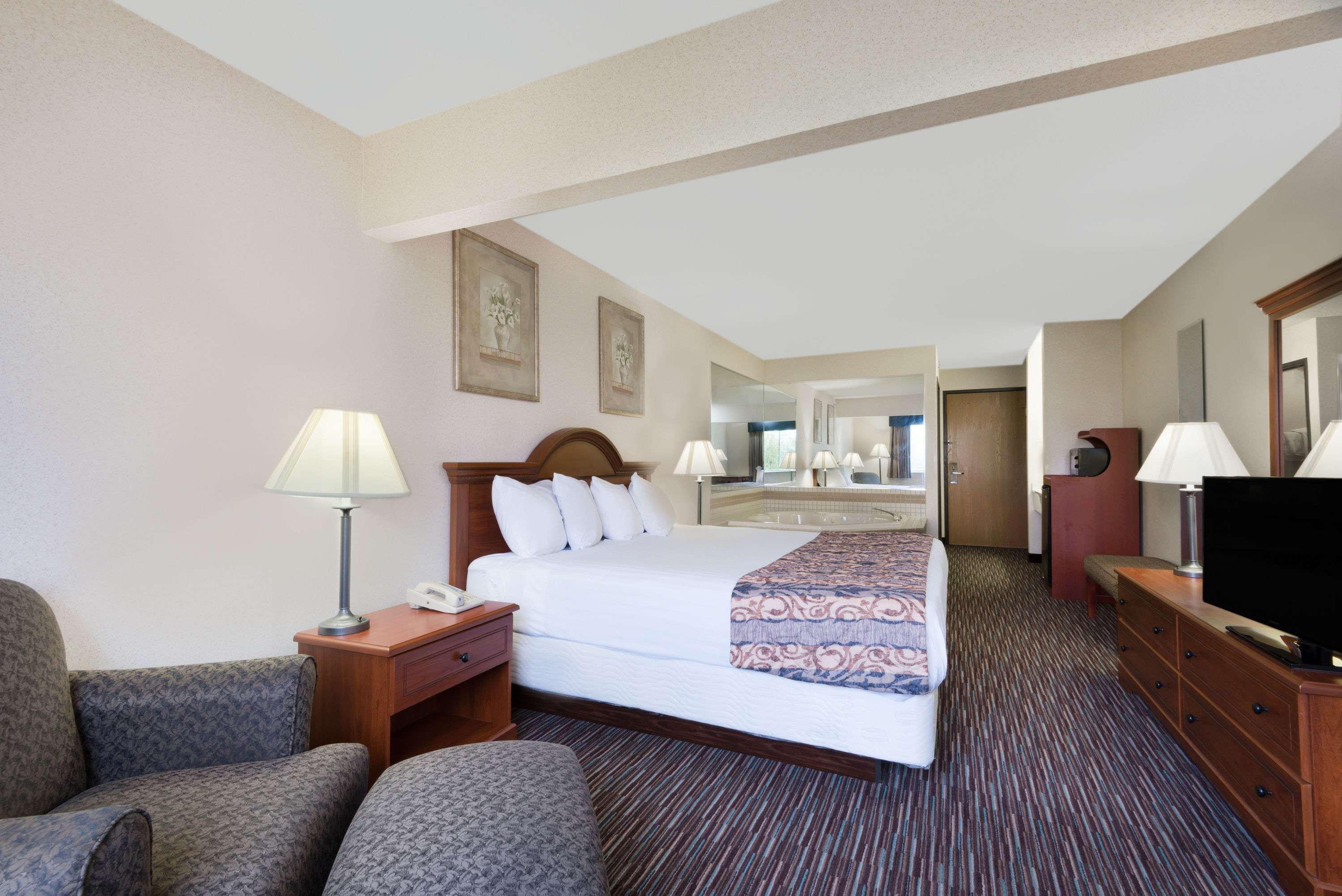 Hotel Baymont By Wyndham Columbus/Rickenbacker Exterior foto