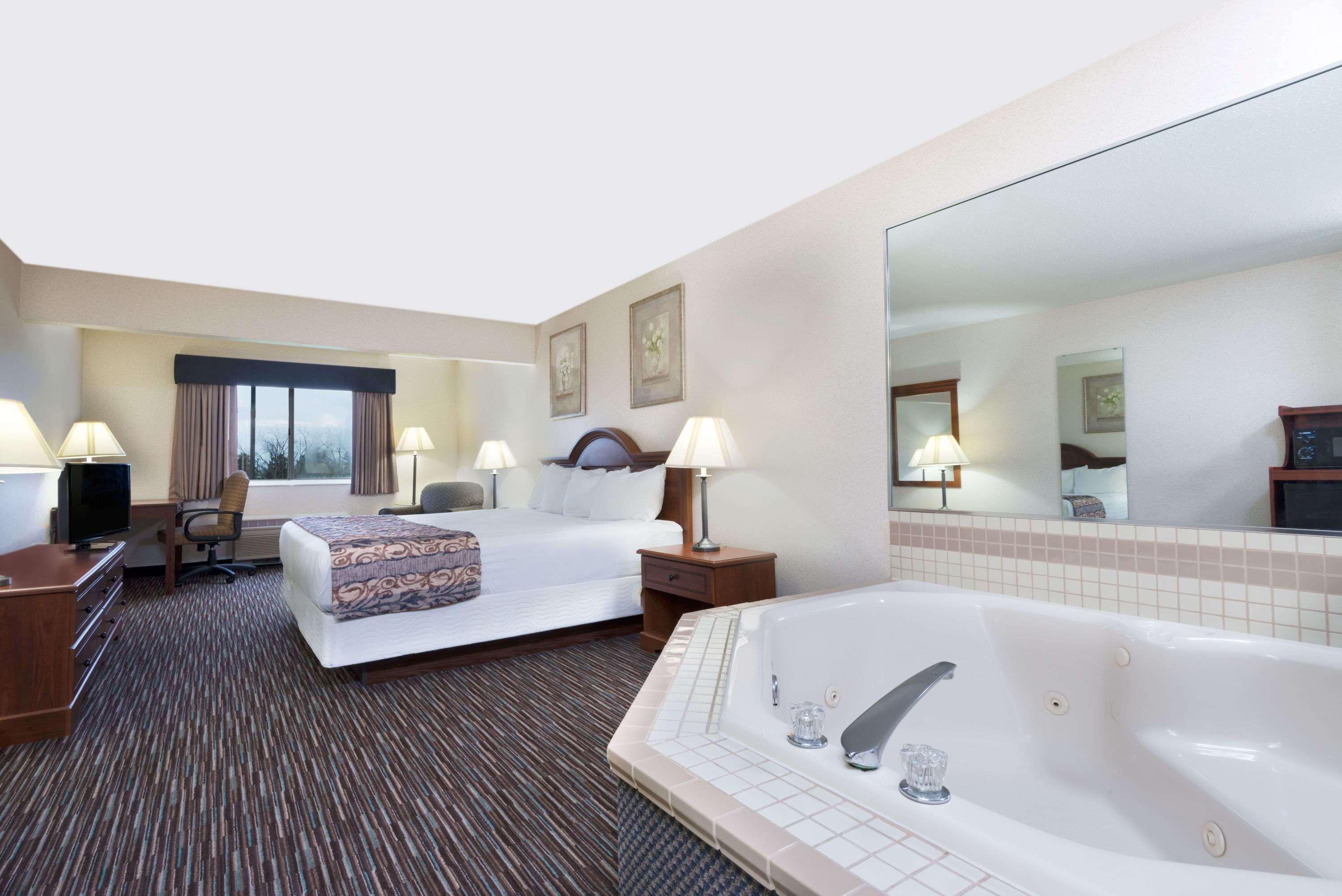 Hotel Baymont By Wyndham Columbus/Rickenbacker Exterior foto
