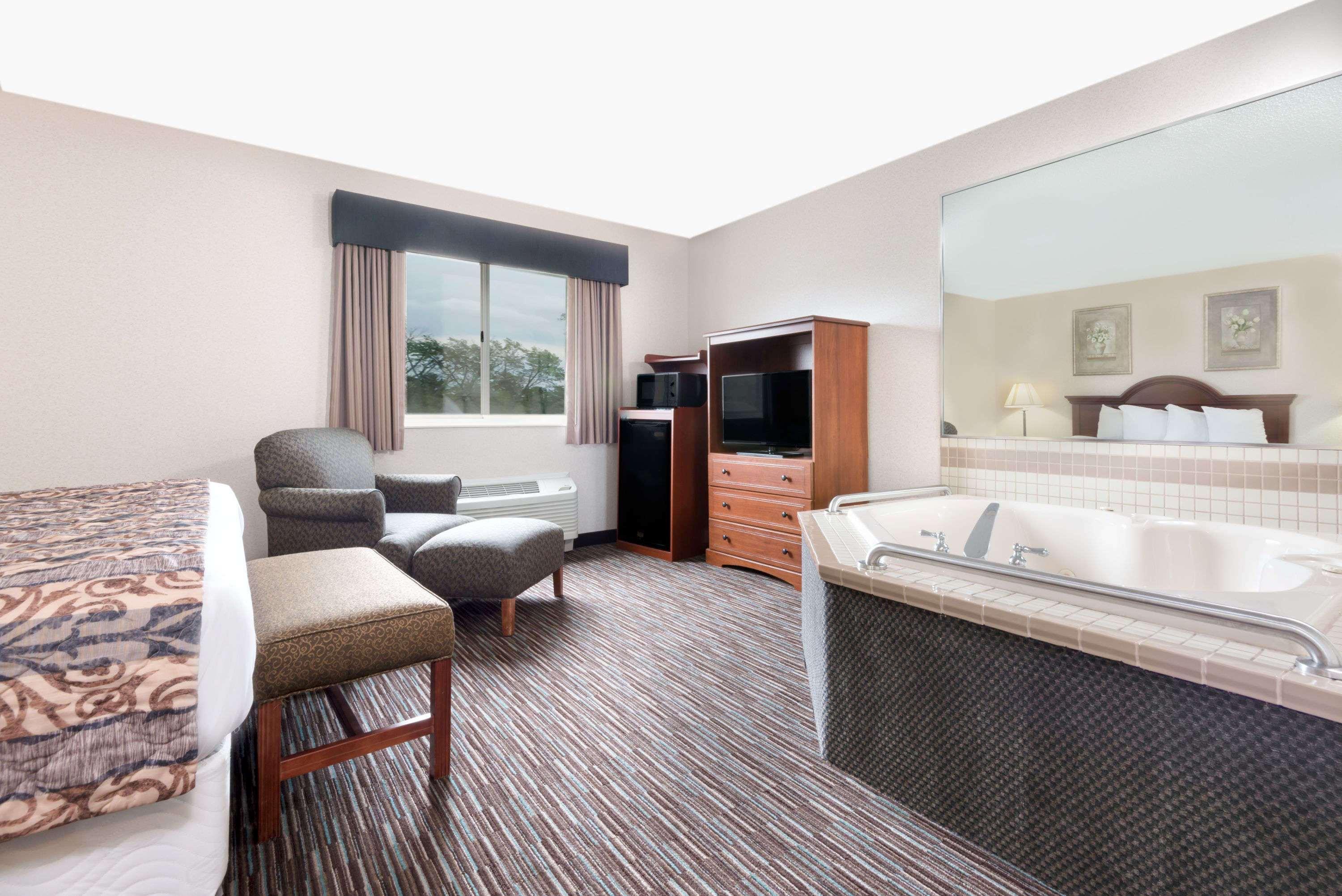 Hotel Baymont By Wyndham Columbus/Rickenbacker Exterior foto