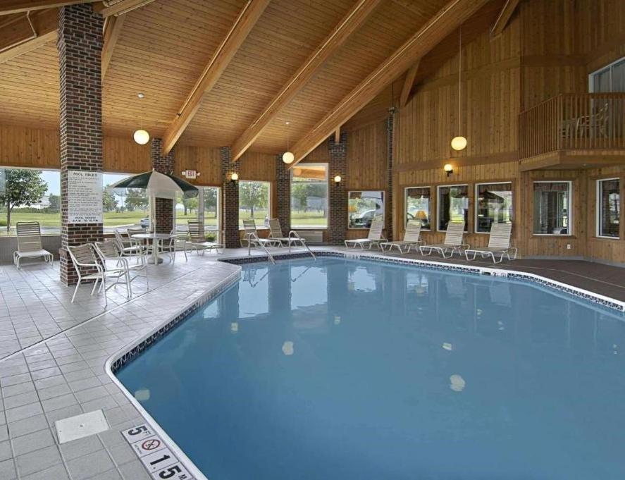 Hotel Baymont By Wyndham Columbus/Rickenbacker Exterior foto